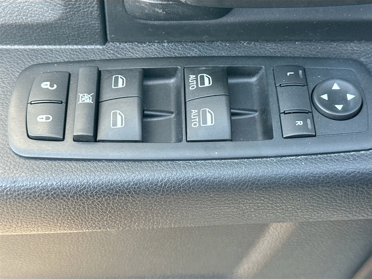 RAM 1500 4WD Crew Cab 140.5" Tradesman 2016 RAM 1500 4WD Crew Cab 140.5" Tradesman 2016