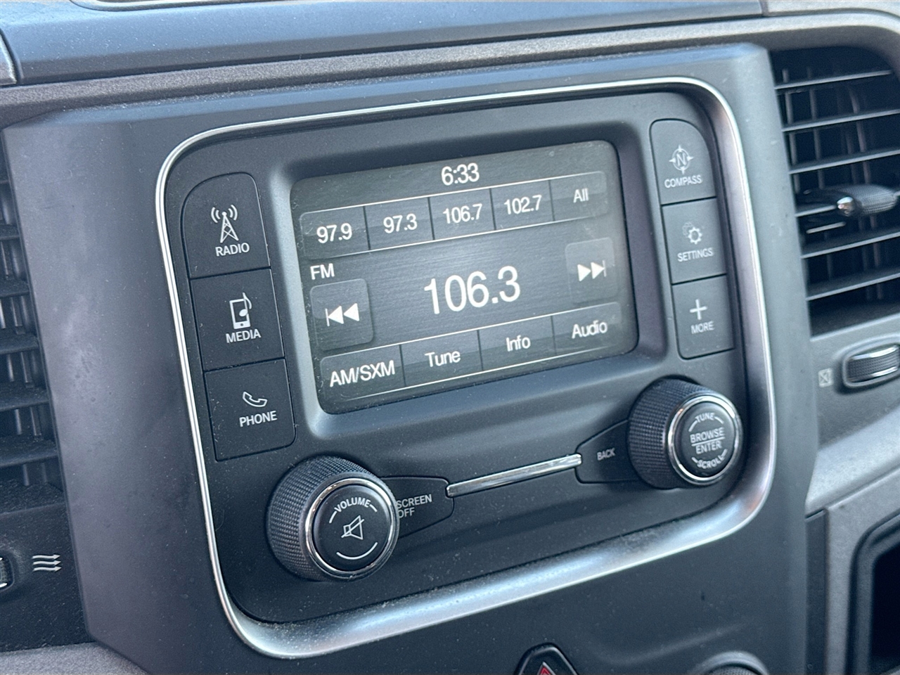 RAM 1500 4WD Crew Cab 140.5" Tradesman 2016 RAM 1500 4WD Crew Cab 140.5" Tradesman 2016