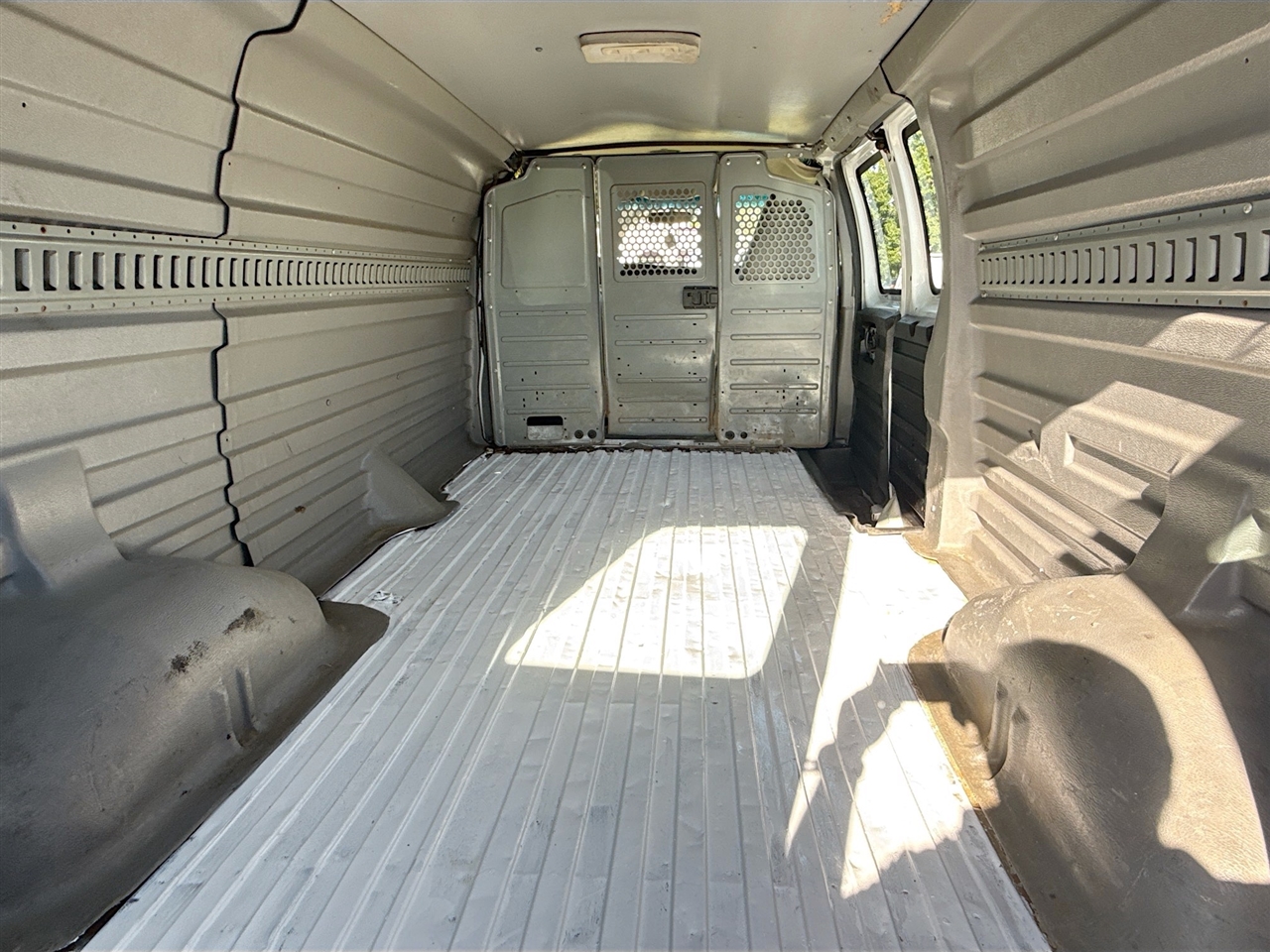 Chevrolet Express Cargo Van RWD 3500 155" 2017 Chevrolet Express Cargo Van RWD 3500 155" 2017