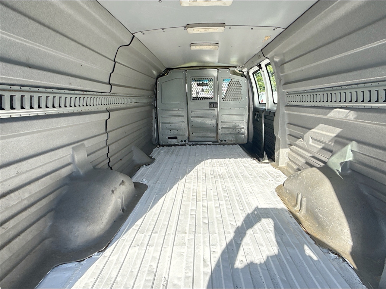 Chevrolet Express Cargo Van RWD 3500 155" 2017 Chevrolet Express Cargo Van RWD 3500 155" 2017