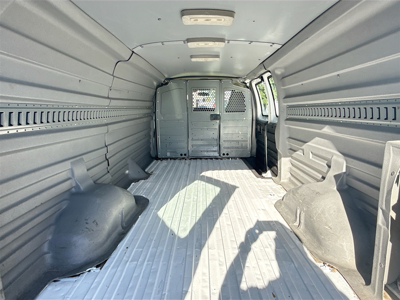 Chevrolet Express Cargo Van RWD 3500 155" 2017 Chevrolet Express Cargo Van RWD 3500 155" 2017