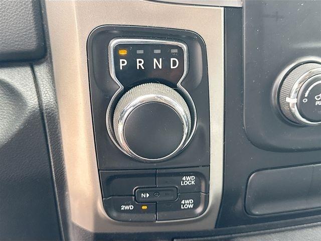 RAM 1500 4WD Quad Cab 140.5" SLT 2016