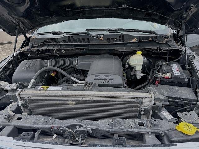 RAM 1500 4WD Quad Cab 140.5" SLT 2016