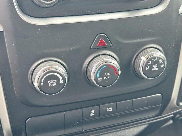 RAM 1500 4WD Quad Cab 140.5" SLT 2016