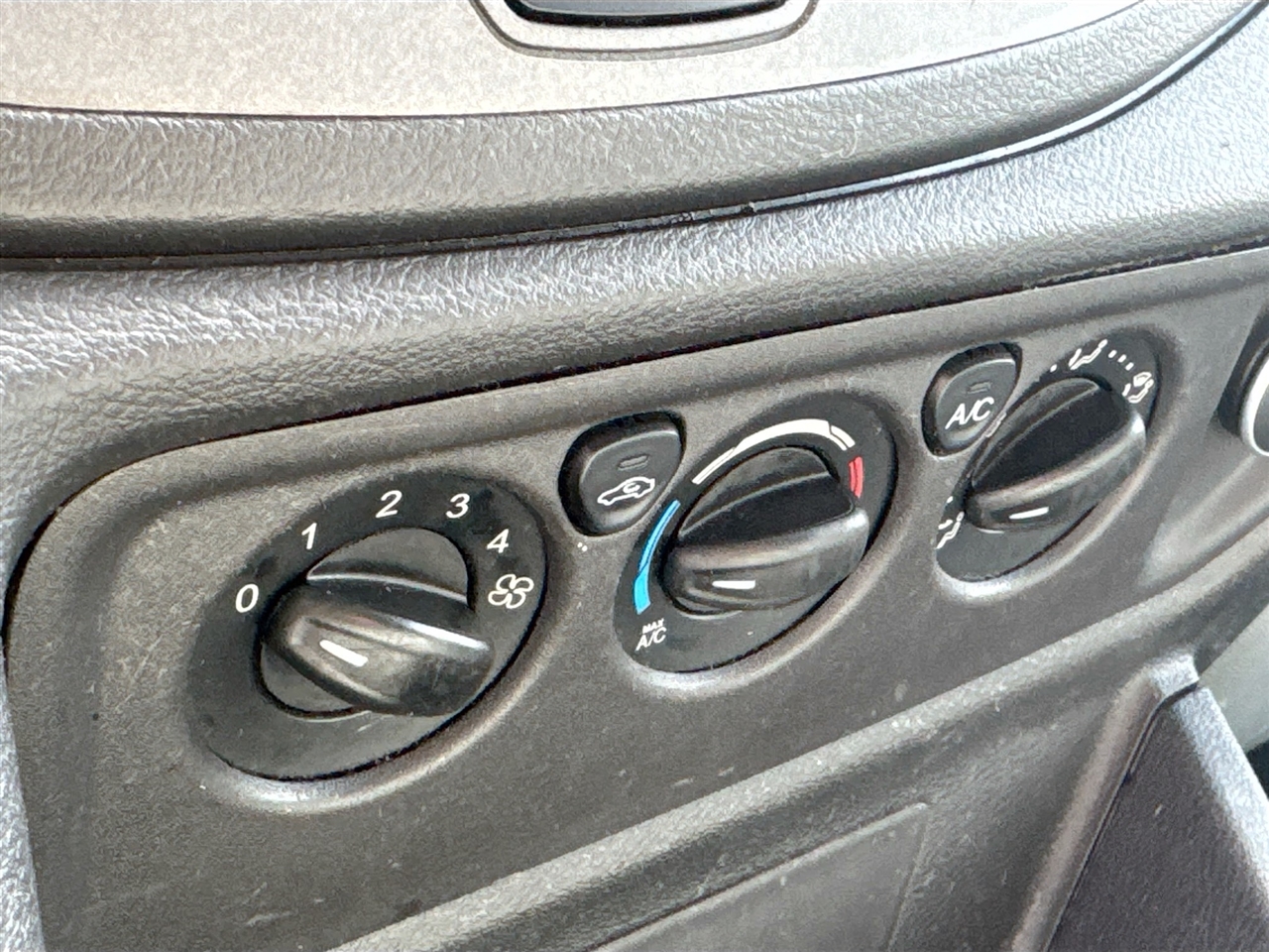 Ford Transit Van T-250 130" Med Rf 9000 GVWR Sliding RH Dr 2018