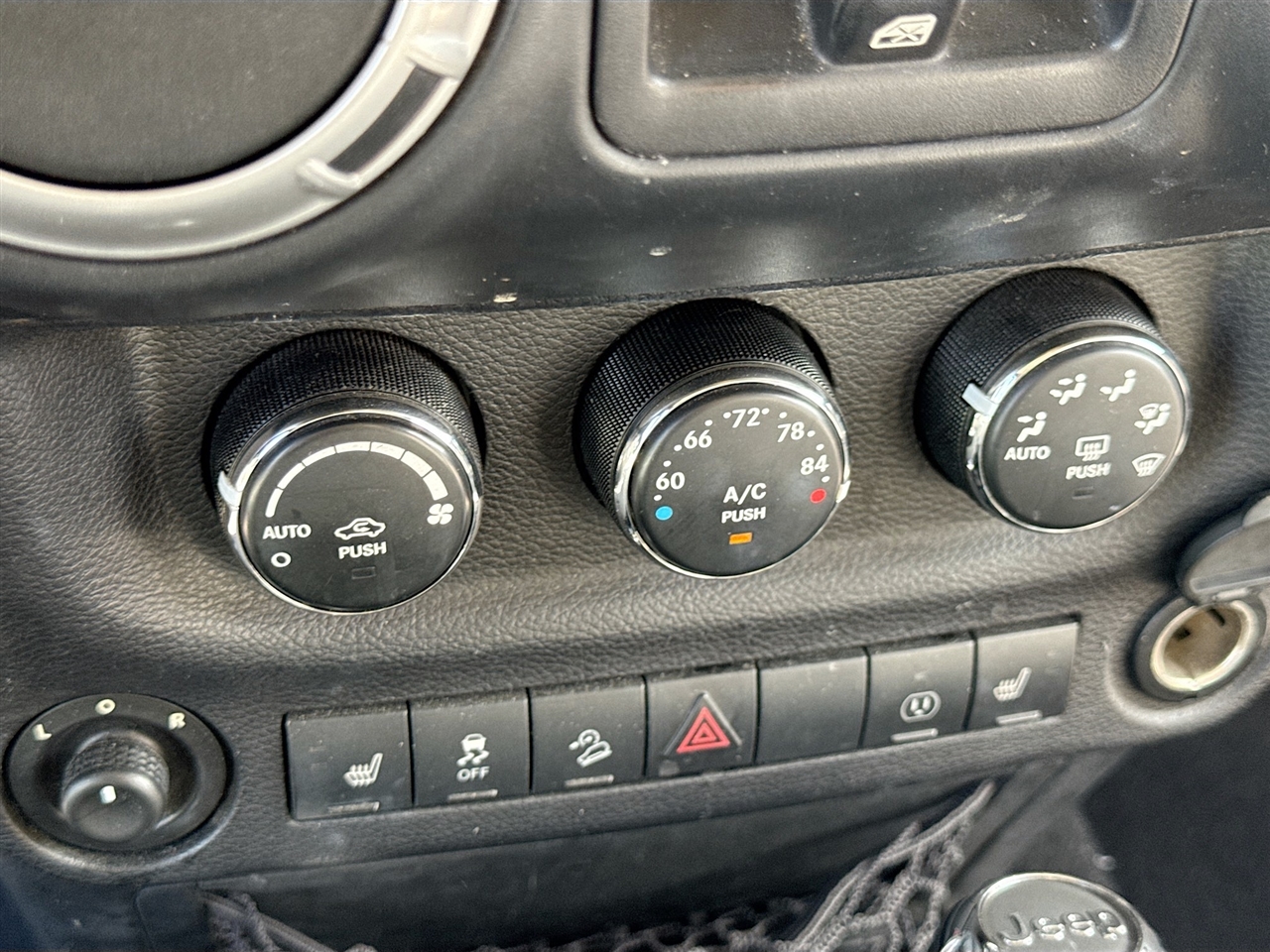 Jeep Wrangler Unlimited 4WD 4dr Sahara 2013