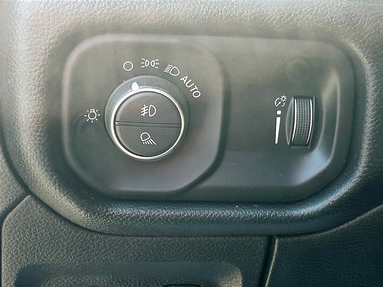 RAM 1500 Big Horn 4x4 Crew Cab 5'7" Box 2020