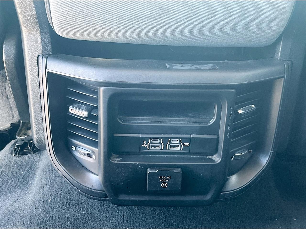 RAM 1500 Big Horn 4x4 Crew Cab 5'7" Box 2020