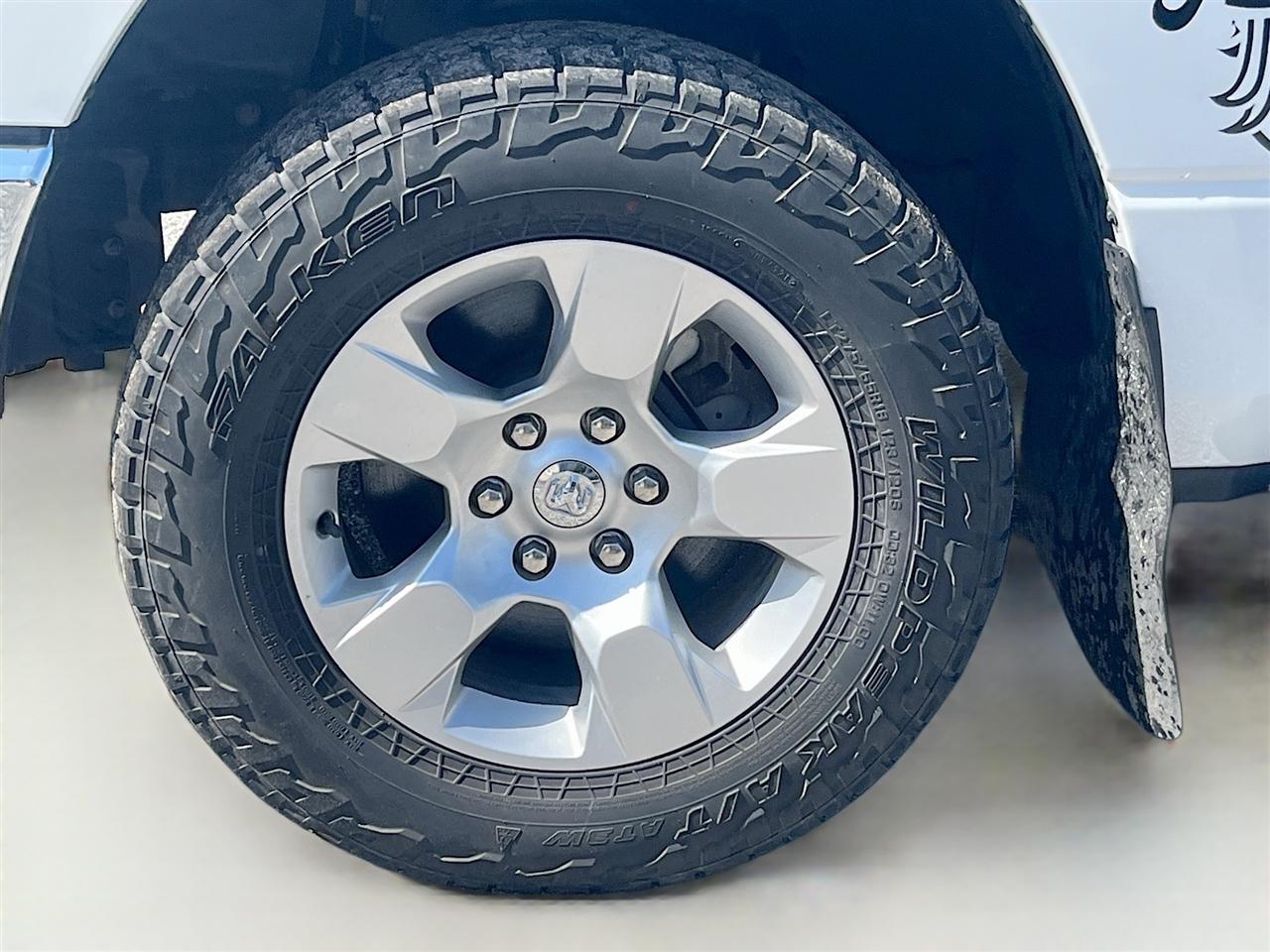 RAM 1500 Big Horn 4x4 Crew Cab 5'7" Box 2020