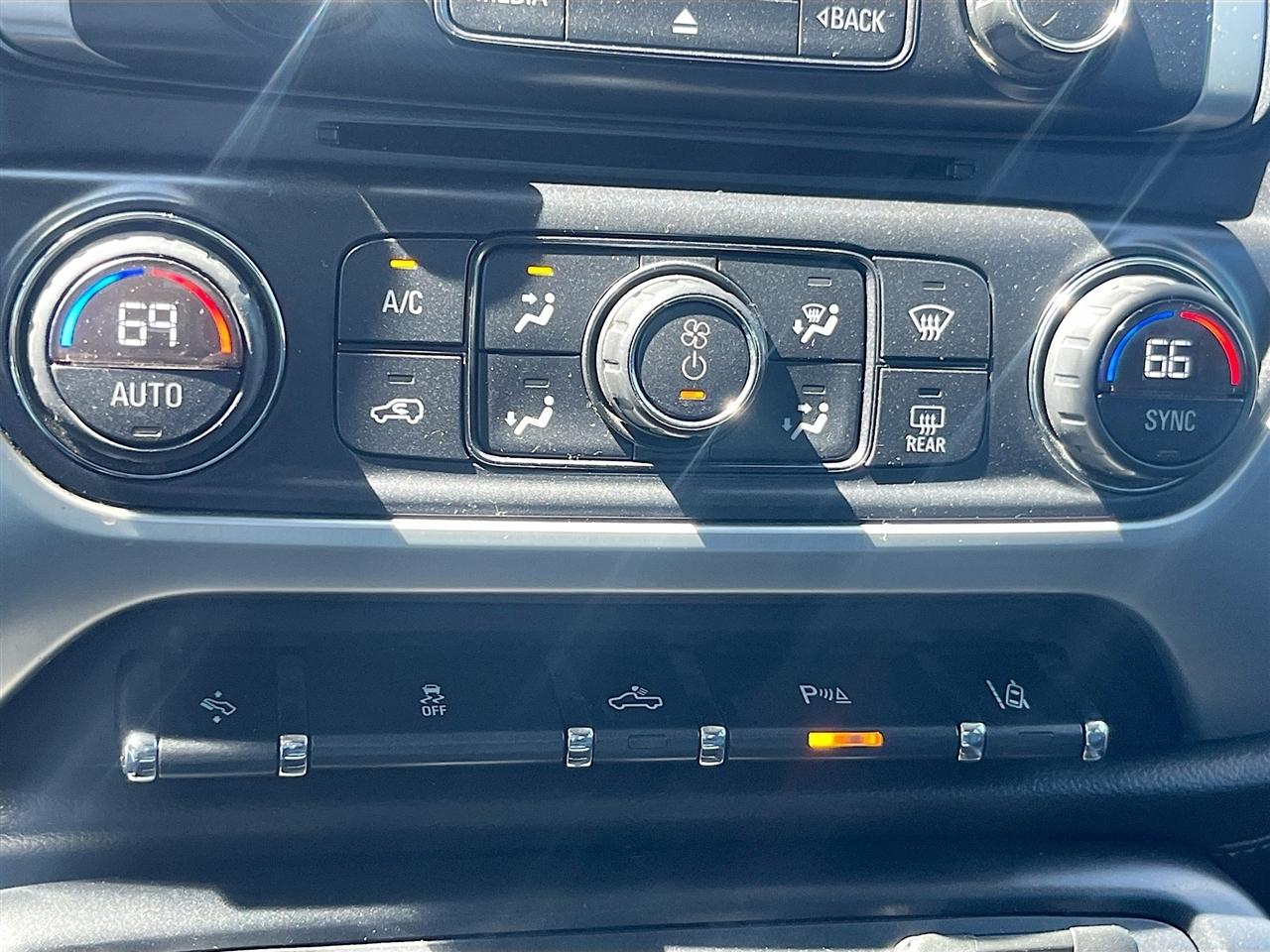 GMC Sierra 1500 4WD Crew Cab 143.5" SLT 2015