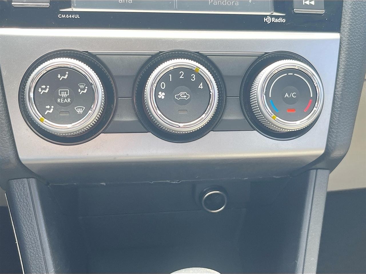 Subaru Impreza Sedan 4dr CVT 2.0i Premium 2015