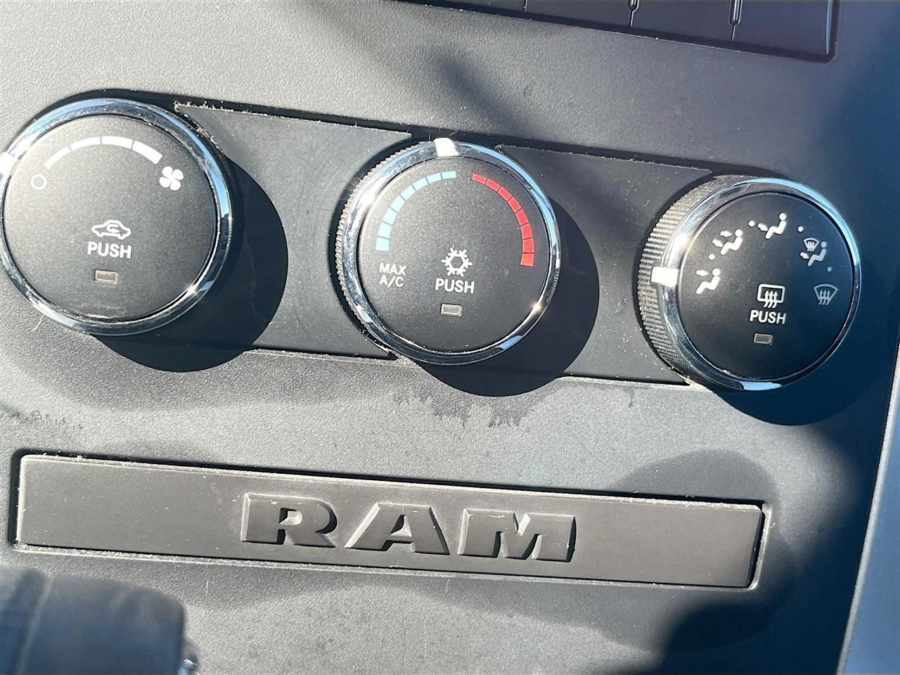 RAM 1500 4WD Crew Cab 140.5" Big Horn 2012