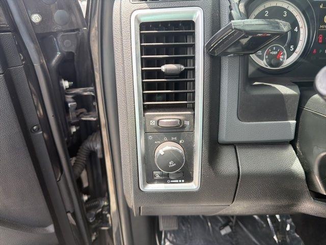 RAM 3500 Big Horn 4x4 Crew Cab 6'4" Box 2017