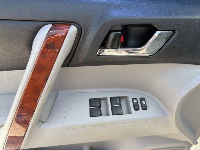 Toyota Highlander FWD 4dr V6 Limited (Natl) 2012