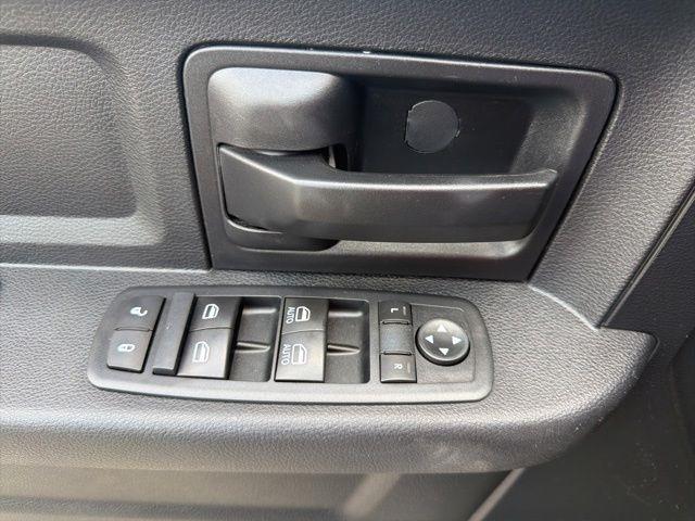 RAM 1500 4WD Crew Cab 140.5" Express 2015