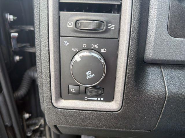 RAM 1500 4WD Crew Cab 140.5" Express 2015