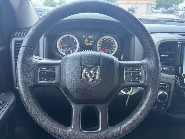 RAM 1500 4WD Crew Cab 140.5" Express 2015