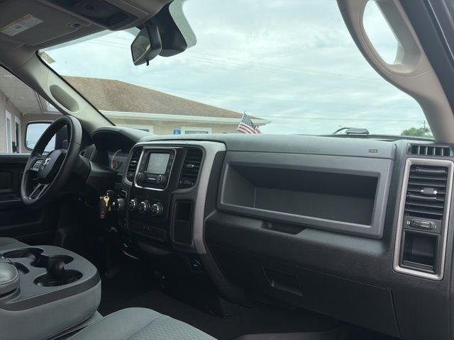 RAM 1500 4WD Quad Cab 140.5" Express 2016