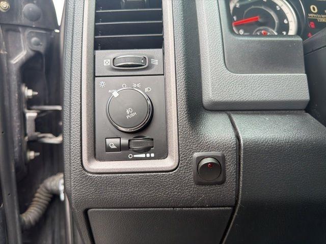 RAM 1500 4WD Quad Cab 140.5" Express 2016