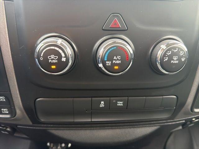 RAM 1500 4WD Quad Cab 140.5" Express 2016
