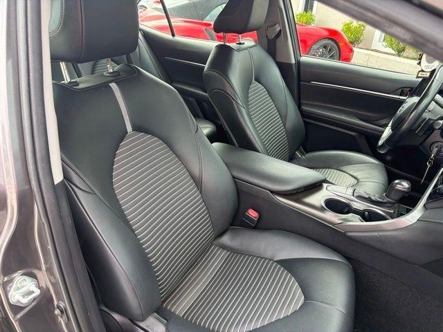 Toyota Camry Hybrid SE Nightshade CVT (Natl) 2023