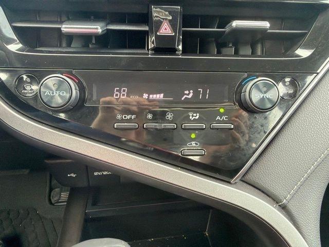 Toyota Camry Hybrid SE Nightshade CVT (Natl) 2023