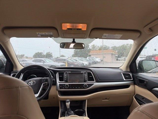 Toyota Highlander FWD 4dr V6 LE (Natl) 2016