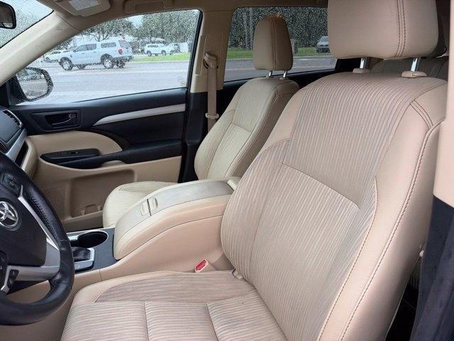 Toyota Highlander FWD 4dr V6 LE (Natl) 2016