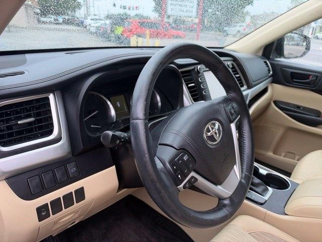 Toyota Highlander FWD 4dr V6 LE (Natl) 2016