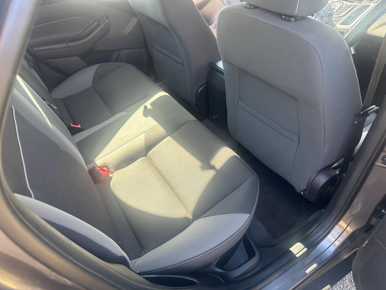 Ford Focus SE Sedan 2014