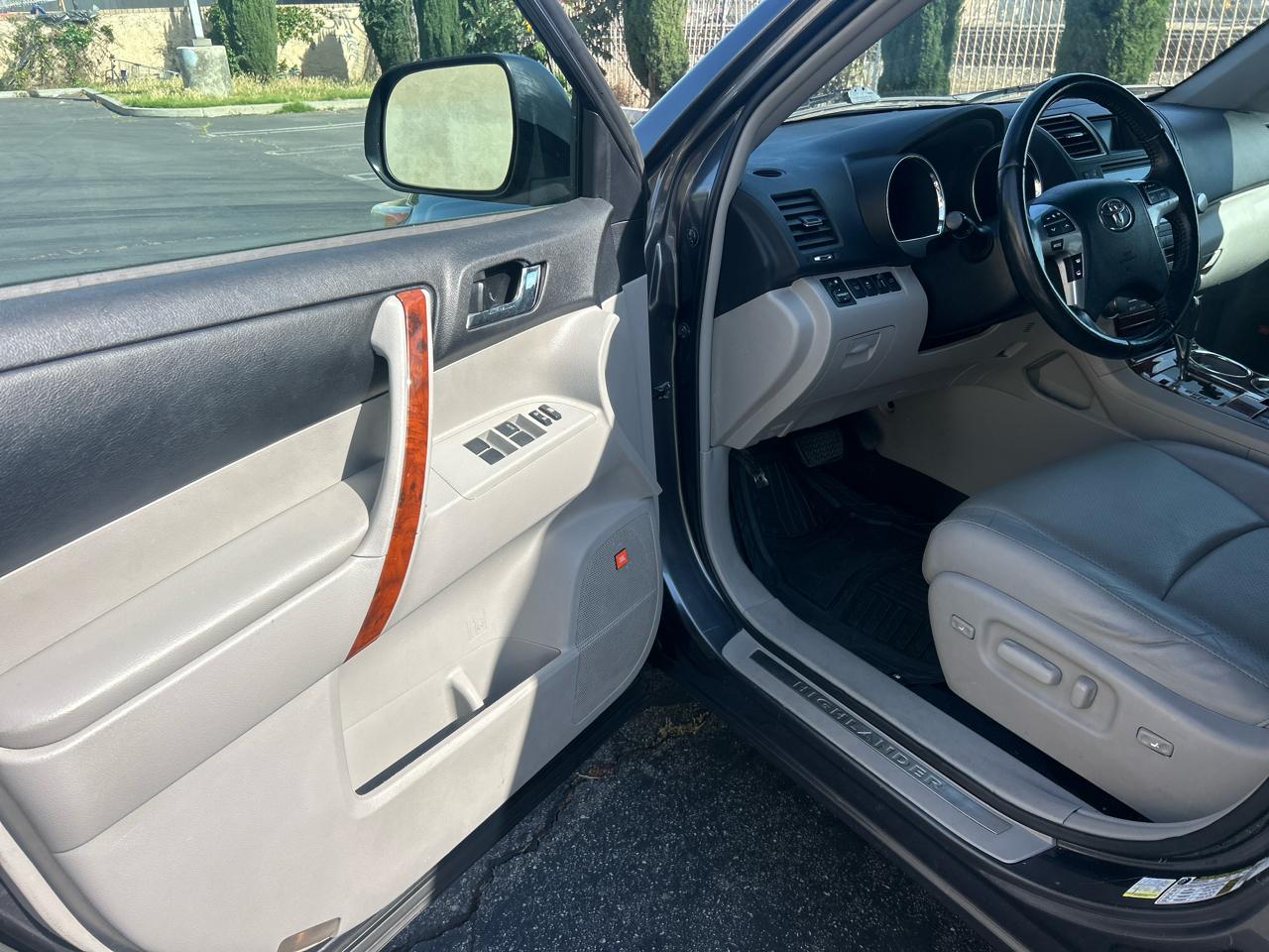 Toyota Highlander 4WD 4dr V6 Limited (Natl) 2012