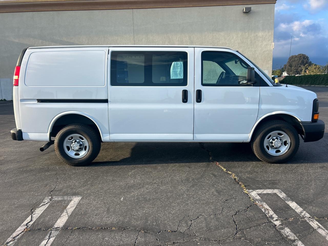 Chevrolet Express Cargo Van RWD 2500 135" 2015