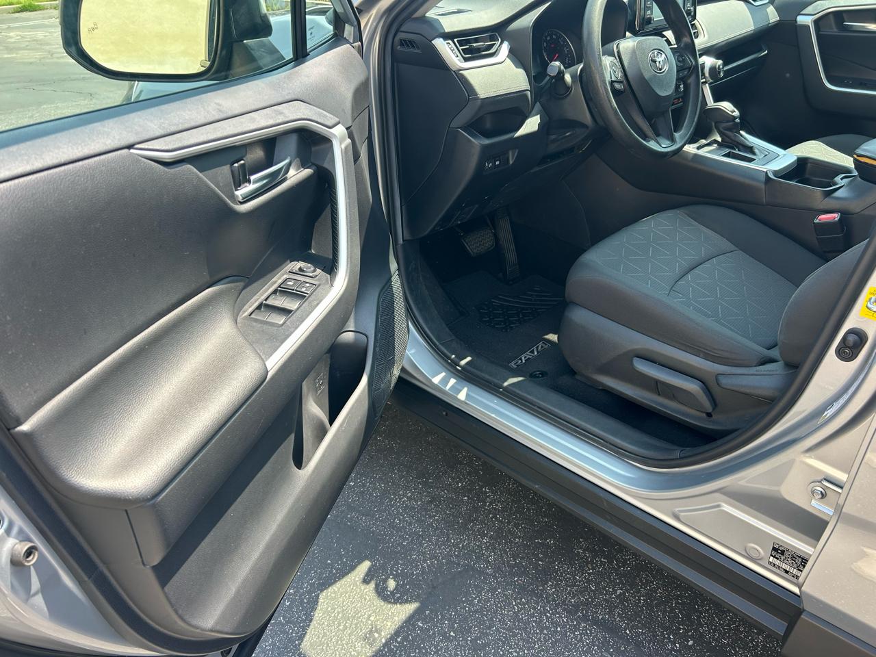 Toyota RAV4 XLE FWD (Natl) 2019