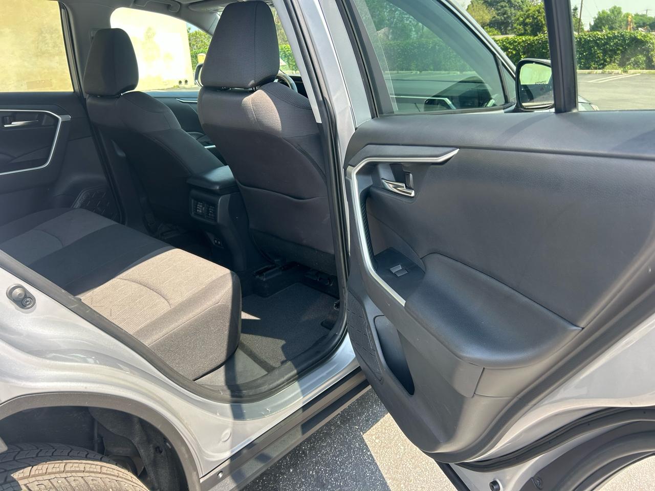 Toyota RAV4 XLE FWD (Natl) 2019