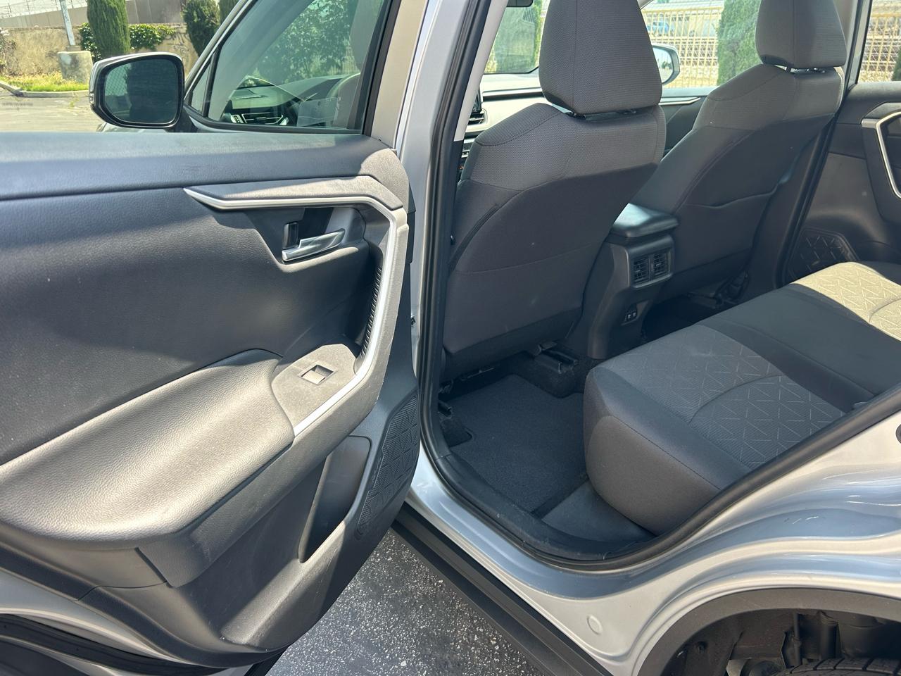 Toyota RAV4 XLE FWD (Natl) 2019