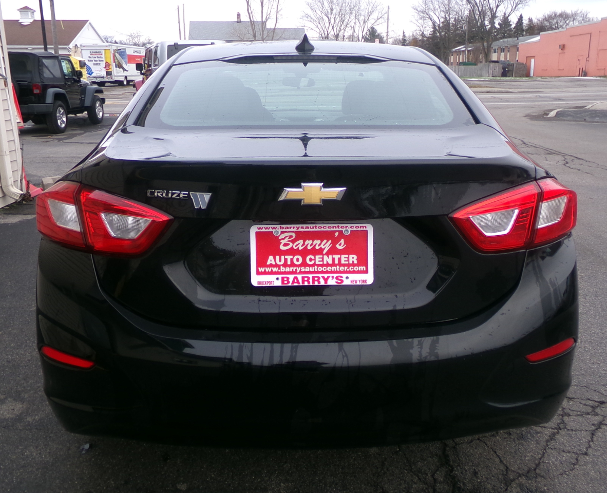 2018 Chevrolet Cruze LS photo 2