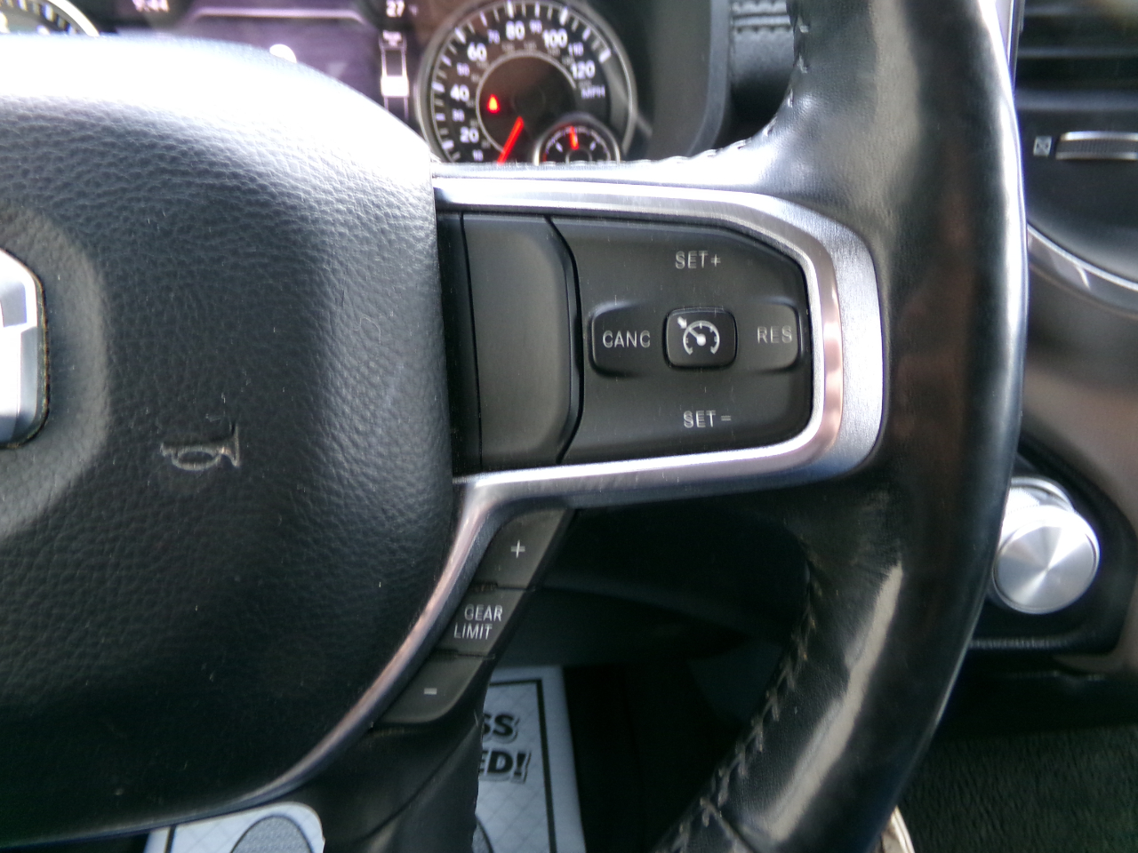 RAM 1500 Laramie 4x4 Crew Cab 6'4" Box 2020