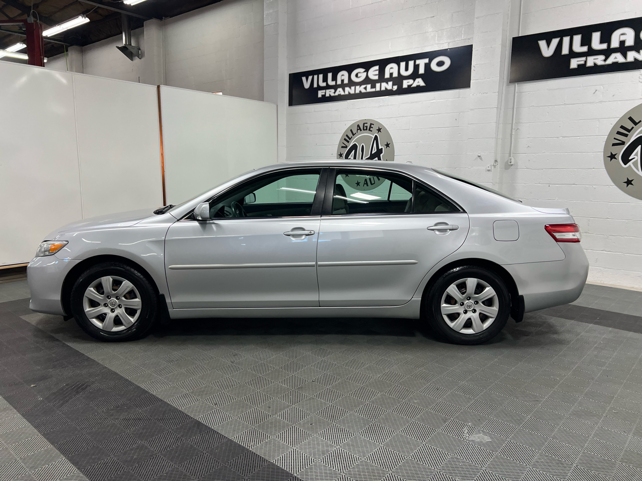 Toyota Camry 4dr Sdn LE Auto 2011 Toyota Camry 4dr Sdn LE Auto 2011
