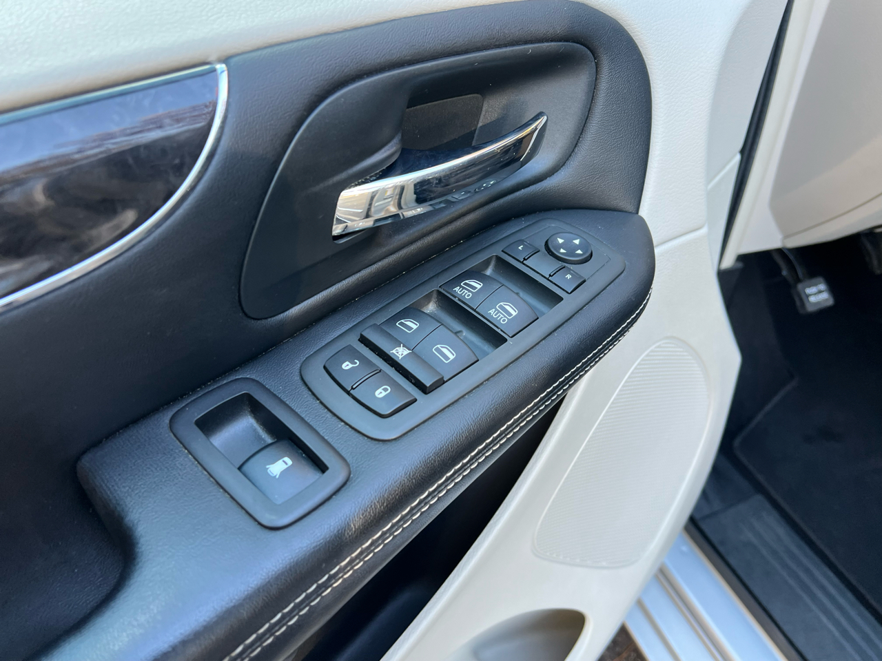 Chrysler Town & Country Touring-L 2012 Chrysler Town & Country Touring-L 2012