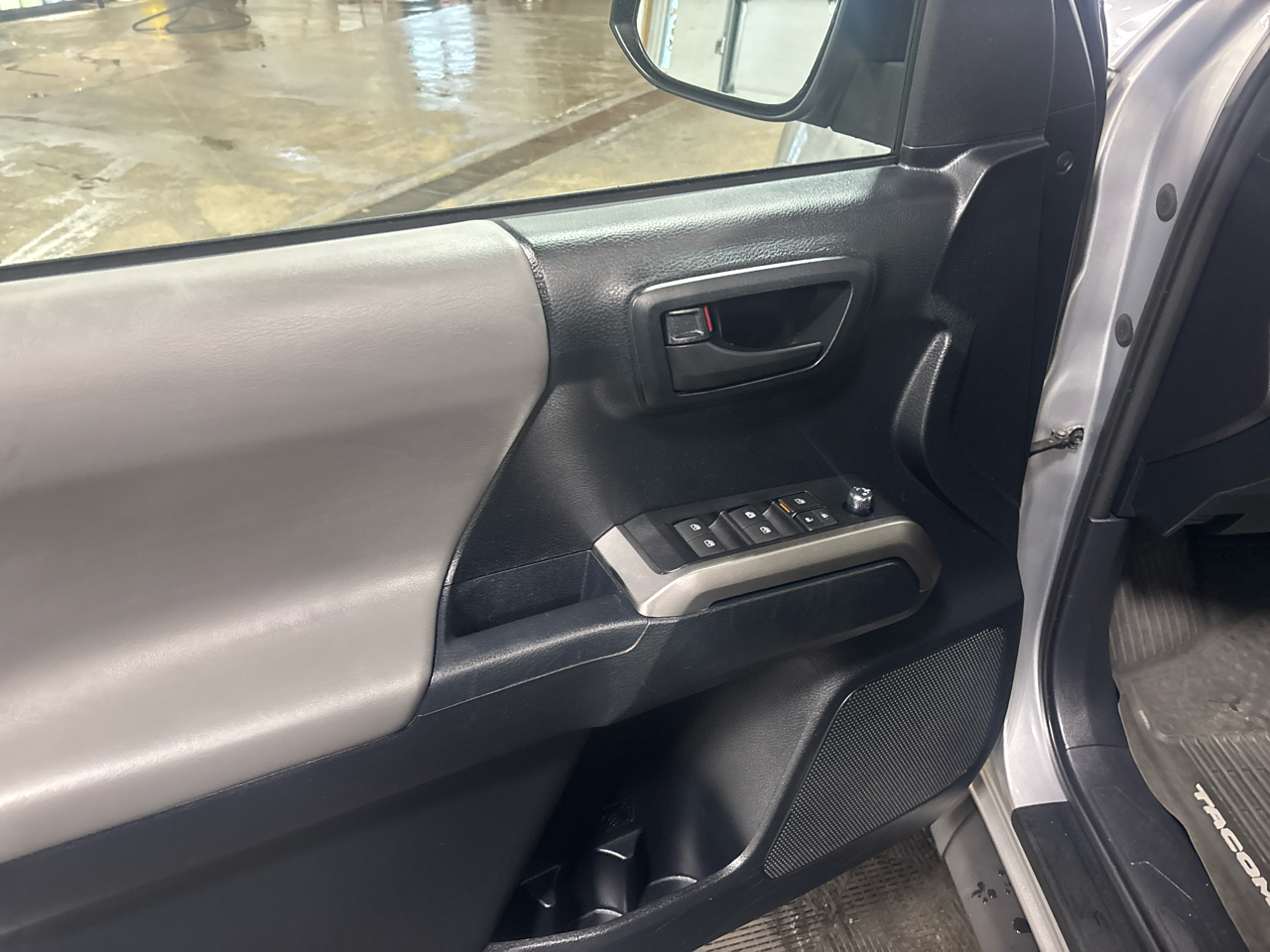 Toyota Tacoma 4WD Double Cab V6 AT SR5 (Natl) 2016