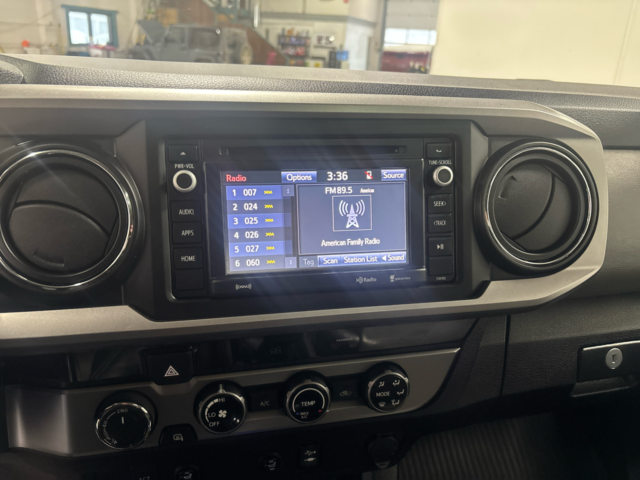 Toyota Tacoma 4WD Double Cab V6 AT SR5 (Natl) 2016