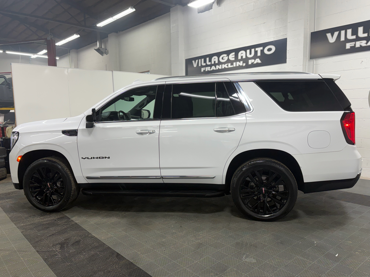 GMC Yukon SLT 4WD 2023