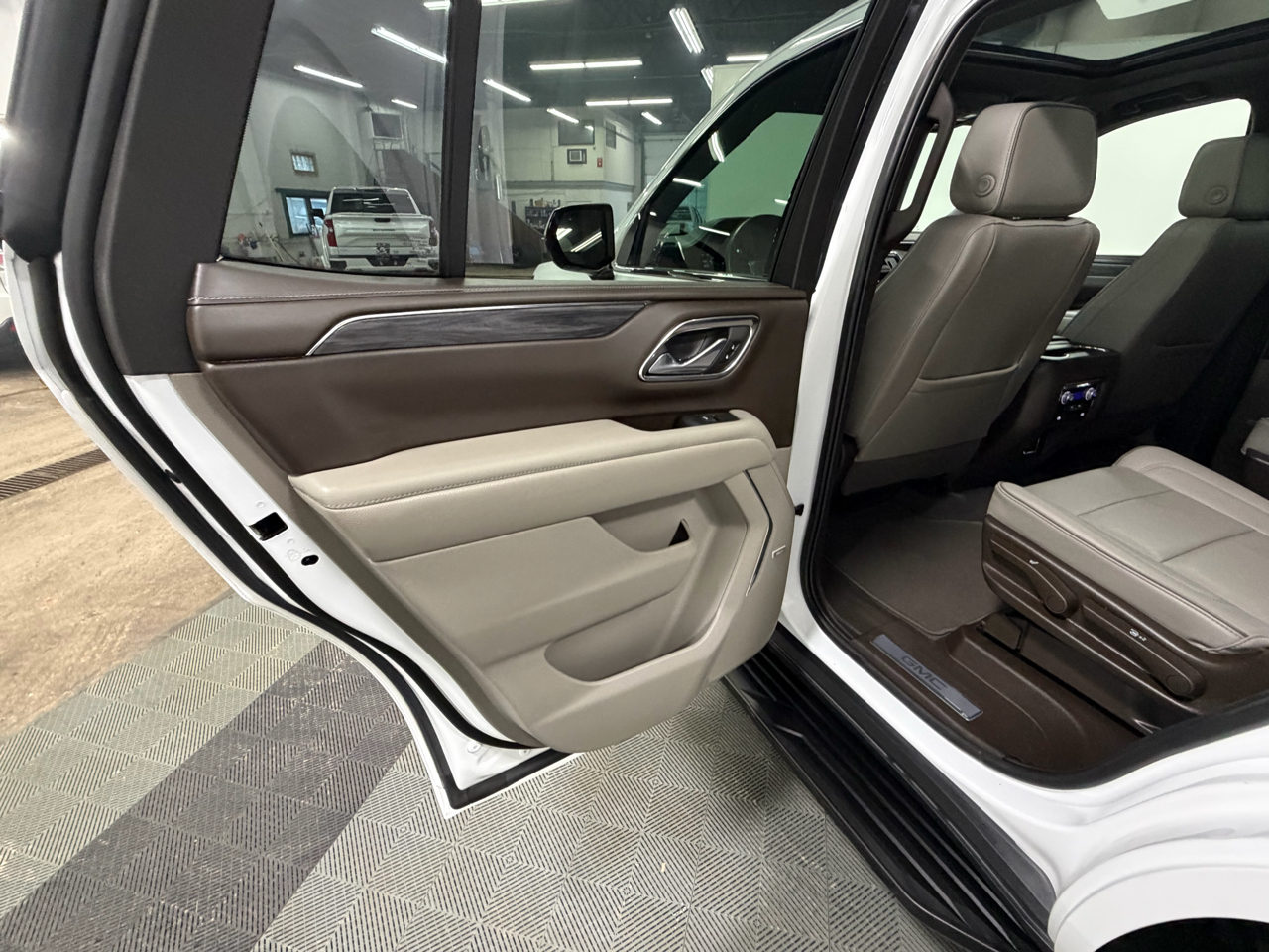 GMC Yukon SLT 4WD 2023