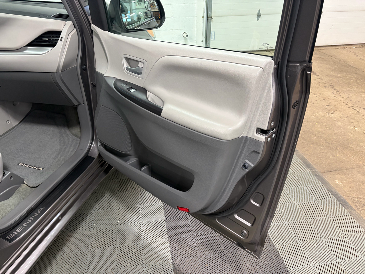 Toyota Sienna LE FWD 8-Passenger V6 2016