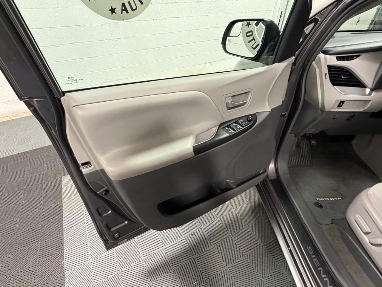 Toyota Sienna LE FWD 8-Passenger V6 2016