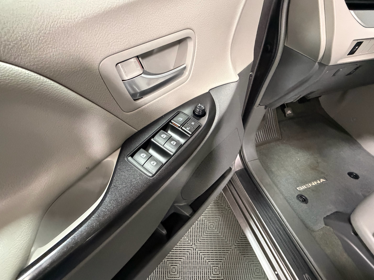 Toyota Sienna LE FWD 8-Passenger V6 2016