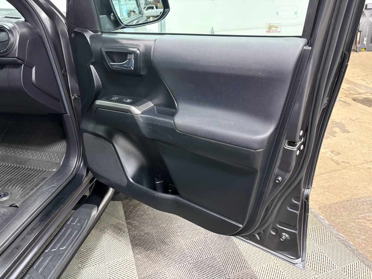 Toyota Tacoma 4WD Double Cab V6 AT TRD Off Road (Natl) 2021