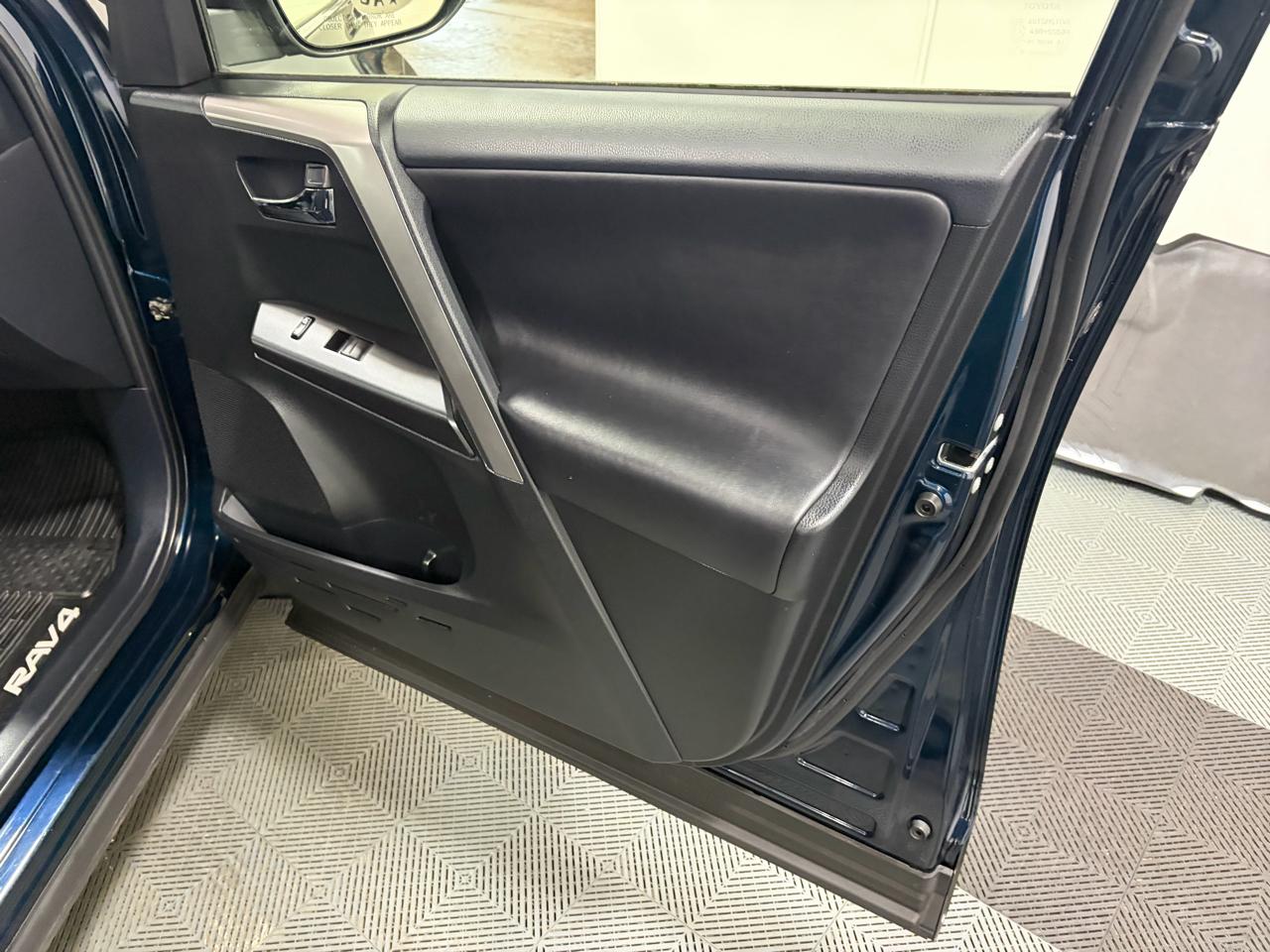 Toyota RAV4 Hybrid XLE 2017