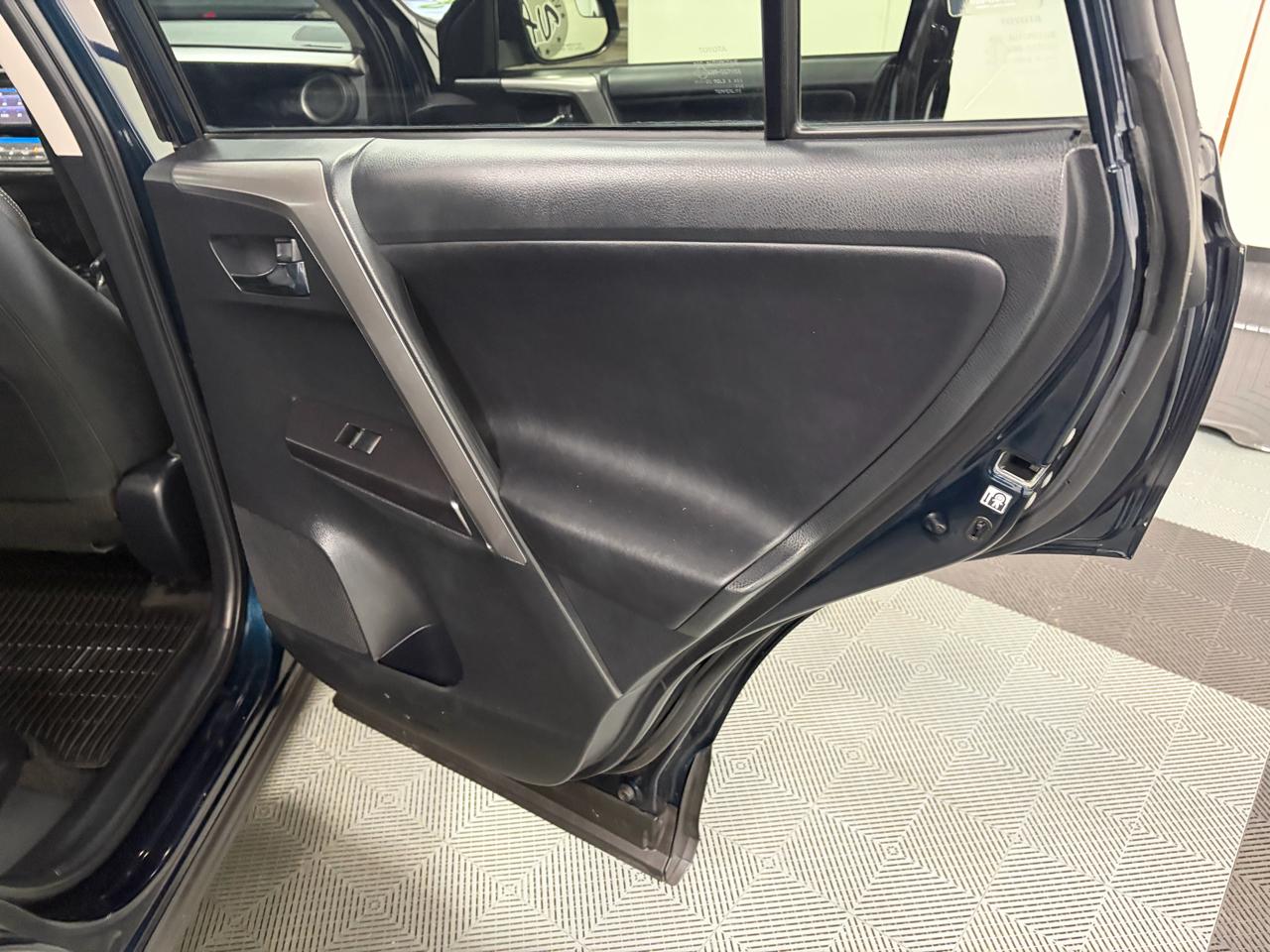 Toyota RAV4 Hybrid XLE 2017