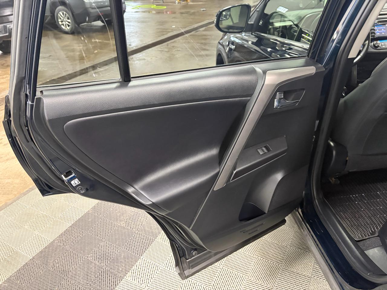 Toyota RAV4 Hybrid XLE 2017